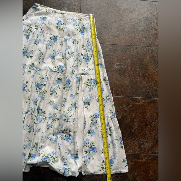 Women’s white and blue floral peasant boho tiered ruffle pull on skirt. Medium - Picture 13 of 15
